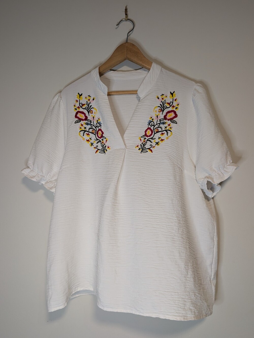 💰 2/$12 2XL Women's White Short-Sleeve Embroidered Top